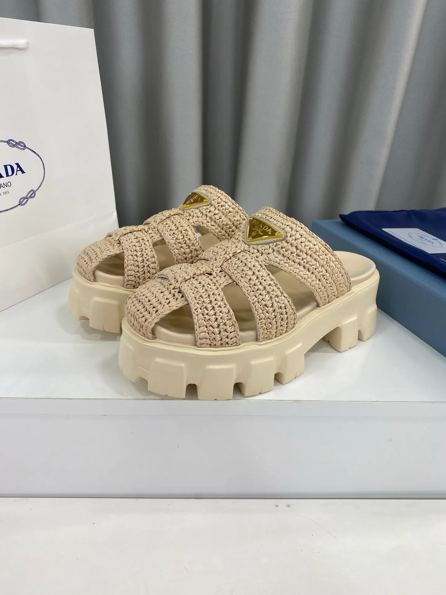 👟👟Ex-factory price 520👟👟 Prada's latest bamboo cage weaving thick-soled triangle buckle sandals☑️ Latest environmentally friendly PP material, fully hand-crocheted, just like knitting sweaters, slow work and meticulous work, retro fashionable thick-soled shoes, with woven uppers, making the whole pair of shoes light and comfortable, bright colors, satisfying various choices for fashionable people with different styles! The iconic metal triangle logo is paired with the shape of ancient beach sandals. Every design element is fashionable! Size: Women's 35-39 (34, 40, custom-made, non-returnable) Full set of counter original packaging